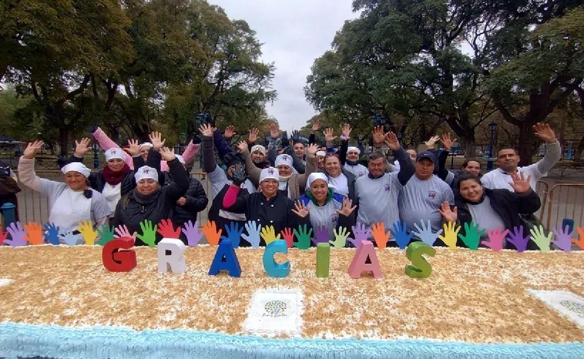 Preparan una torta gigante y necesitan ayuda para terminarla. (Foto: Sitio Andino)