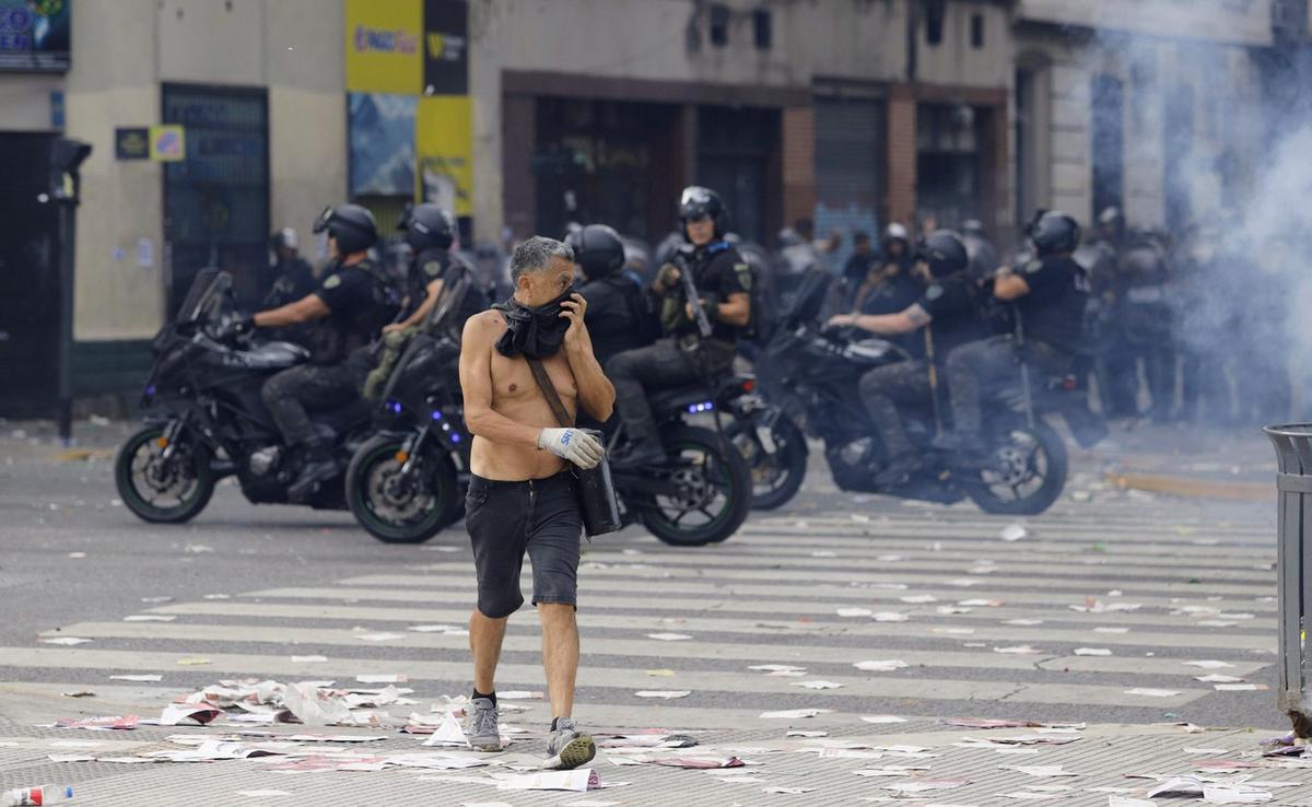Tensión en las afueras del Congreso mientras se debate la reforma. (Foto: NA)