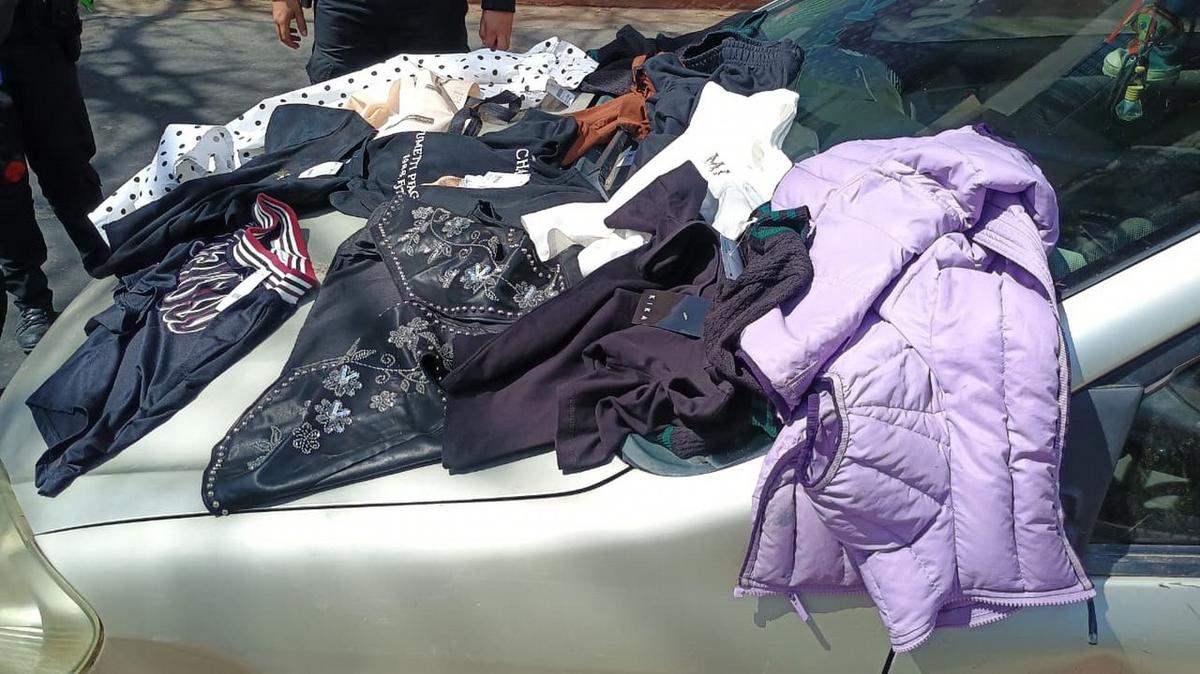 La Policía secuestró la ropa robada. (Foto: Gonzalo Carrasquera/Cadena 3)