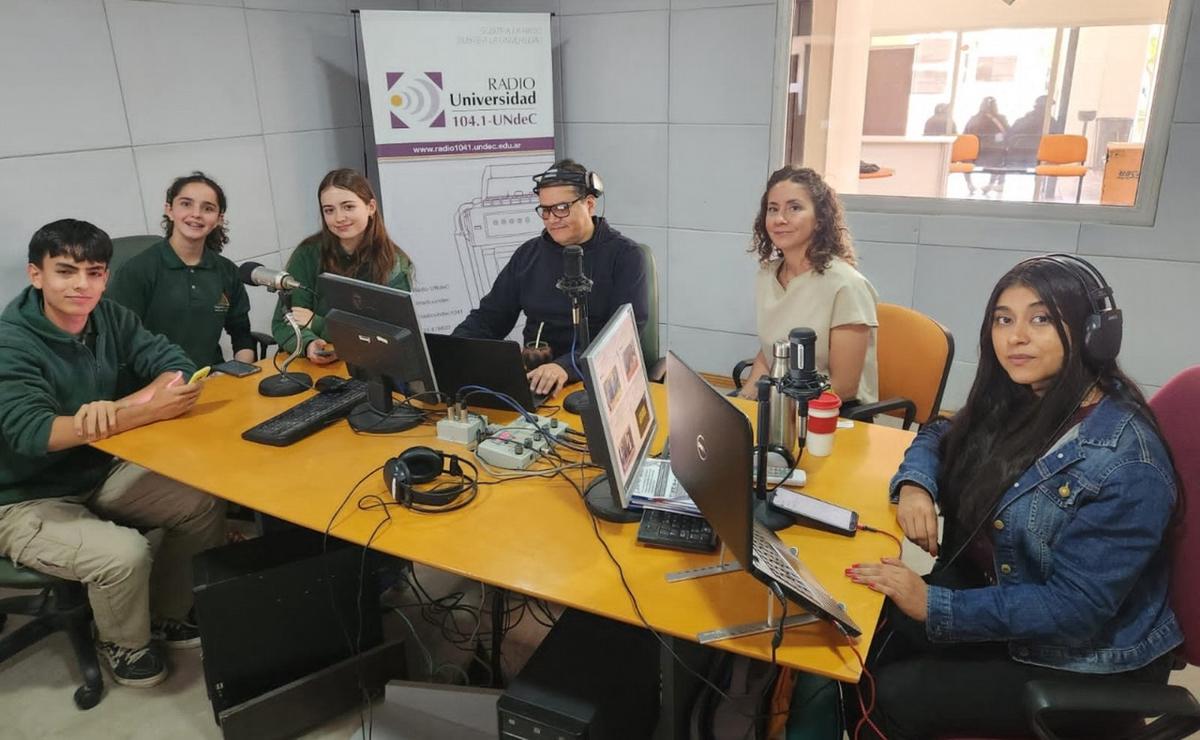 FOTO: Alumnos de Tilimuqui hacen su programa sobre alimentar conejos con orujos de uva.