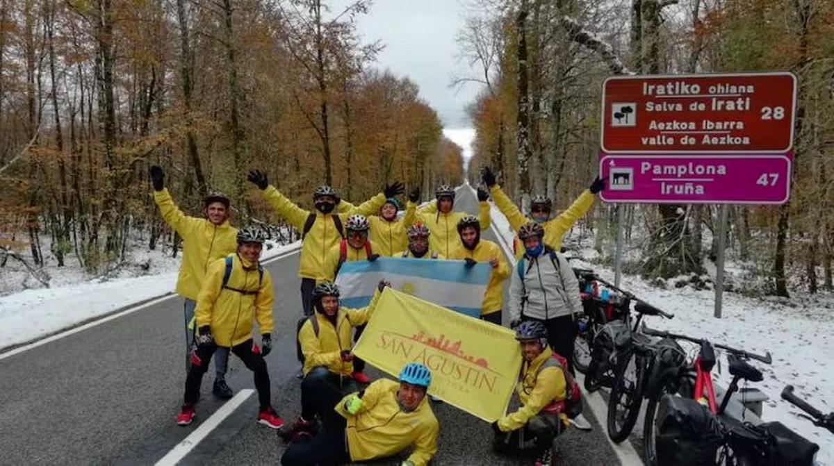 Es ingeniero y organiza viajes con los albañiles de su constructora