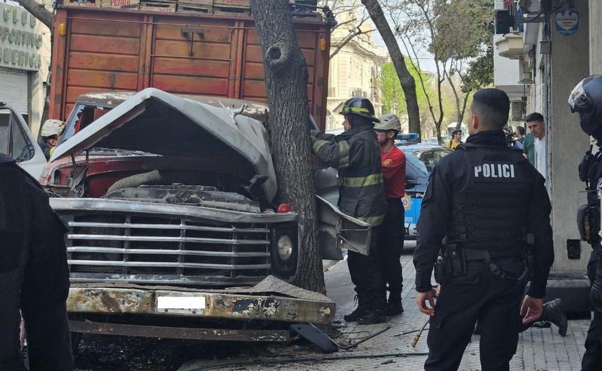 FOTO: El camión incrustado en un árbol.