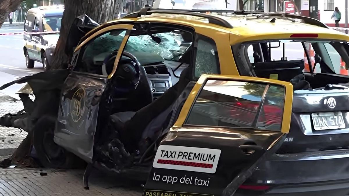 Accidente en Belgrano: un taxi se incrustó contra un árbol y su conductor fue hospitalizado
