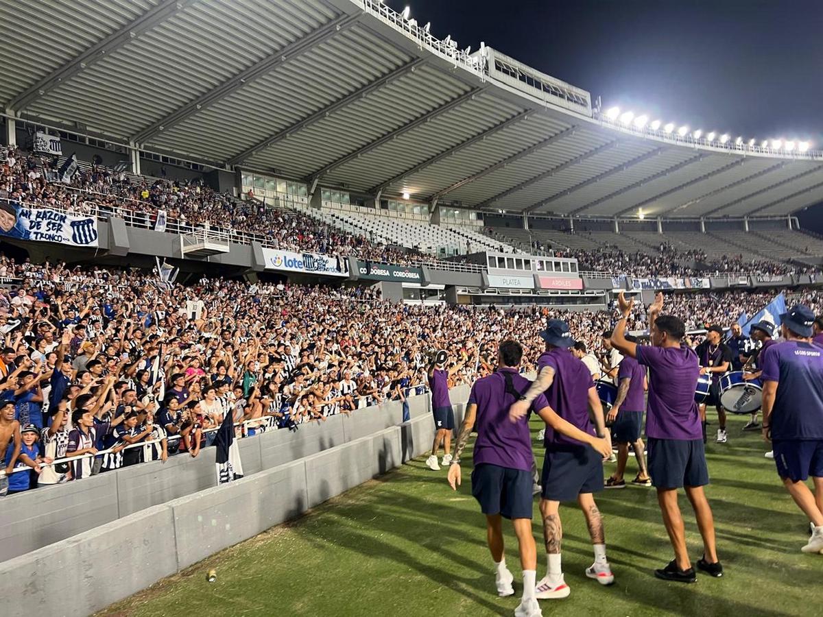 FOTO: Los hinchas de Talleres copan el Kempes para celebrar el título. Foto: Daniel Cáceres