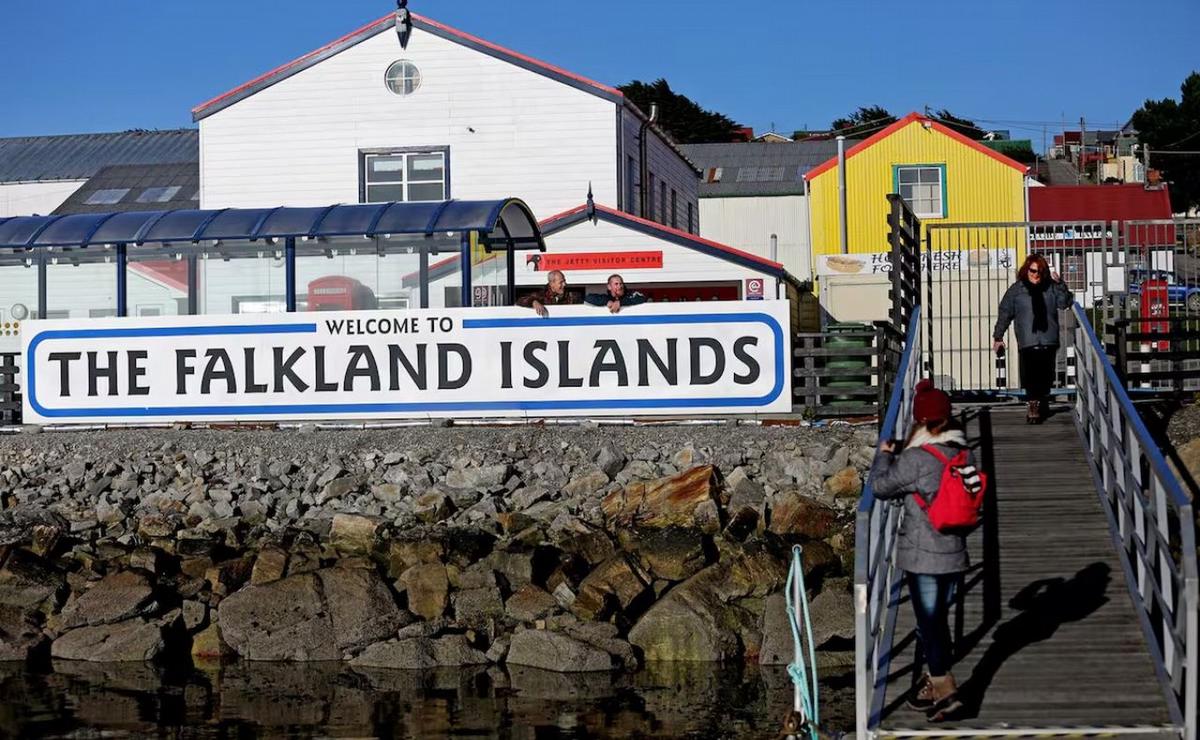 El cartel de bienvenida, instalado en Puerto Argentino.