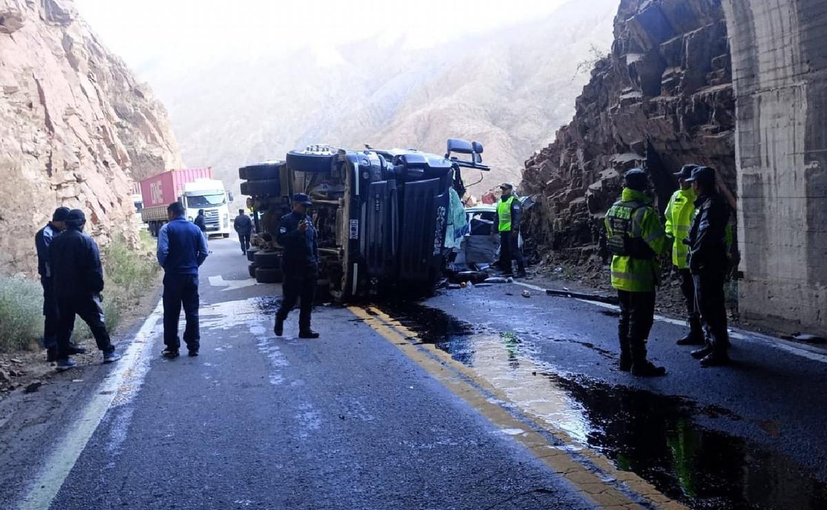 FOTO: Vuelco fatal en la Ruta Nacional 7, en Mendoza. (Foto: gentileza Policía)