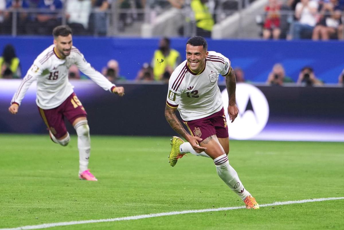 Pedro Porro comienza a celebrar el gol de la sentencia ante Francia.