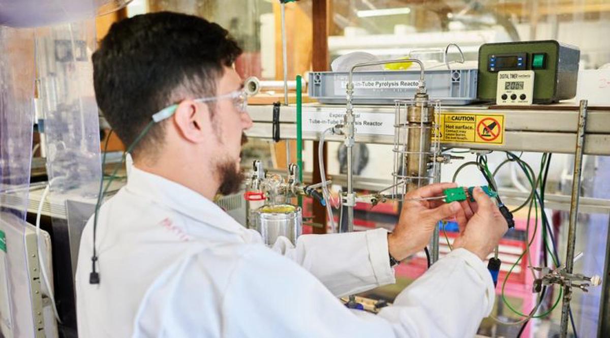 Martín Palazzolo, trabajando en el laboratorio con el reactor experimental. (Crédito: CONICET)