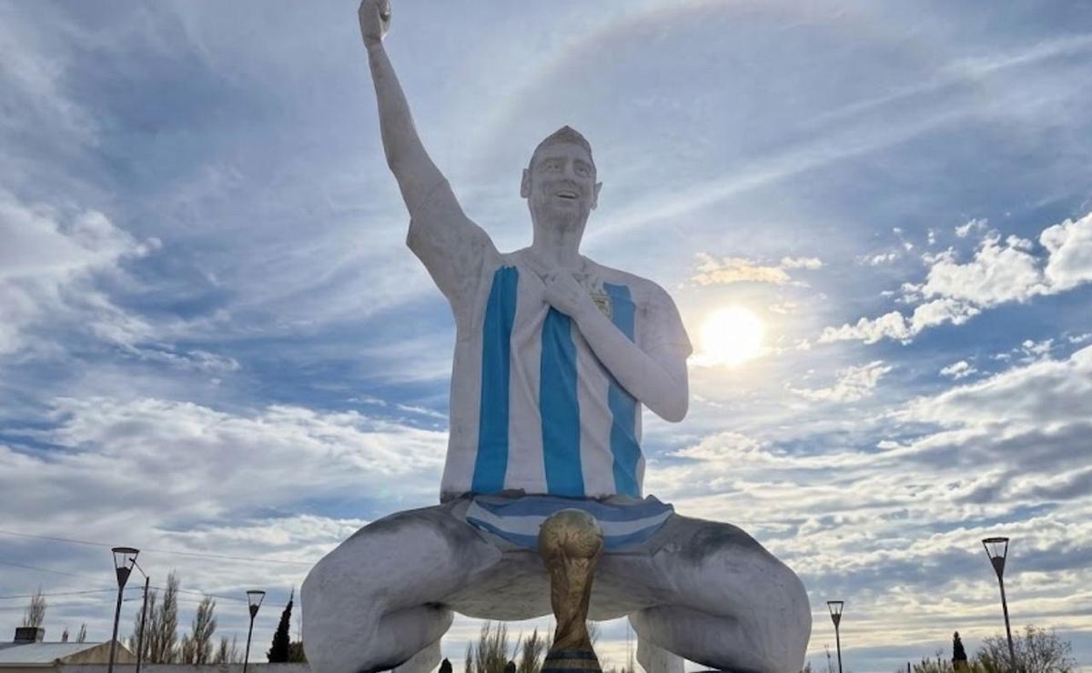 Estatua de Lionel Messi en Cutral Có.