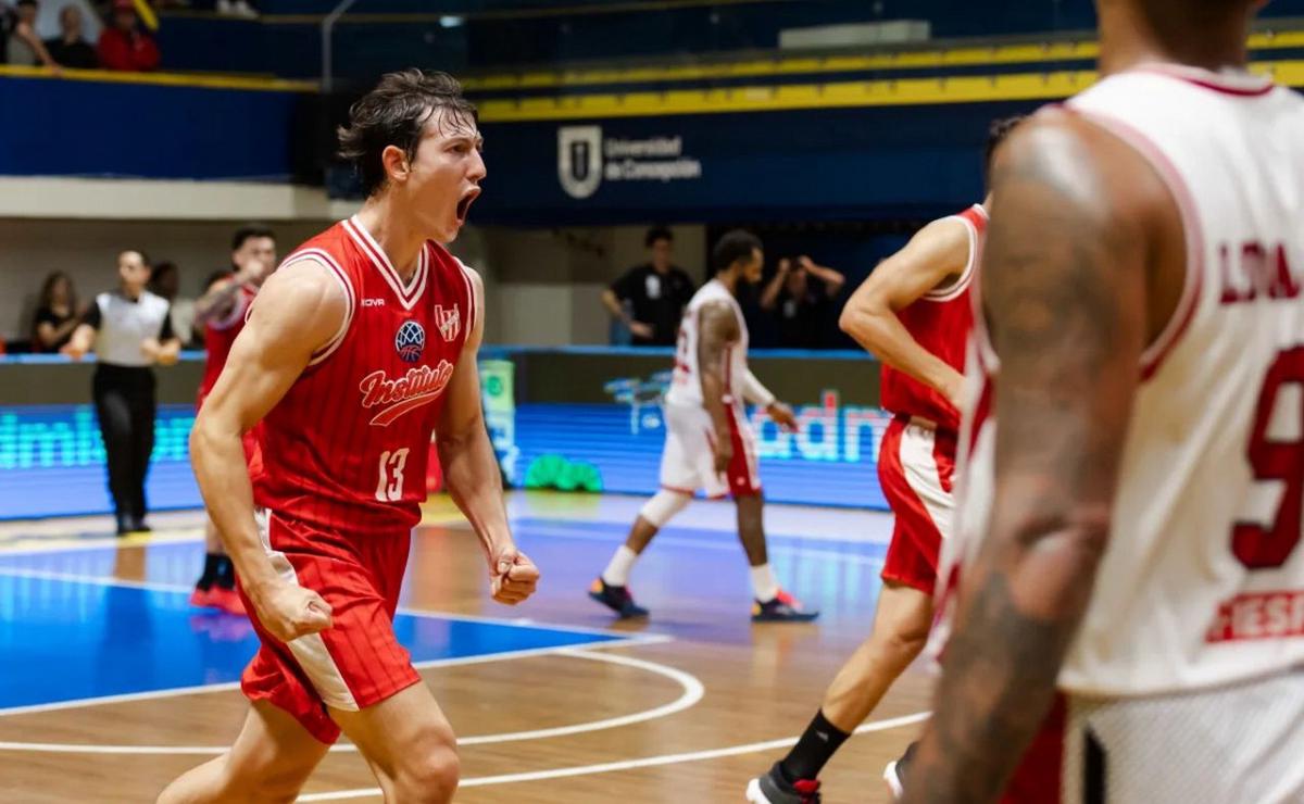 Tomás Monacchi festeja el triple del triunfo. (Foto: FIBA)