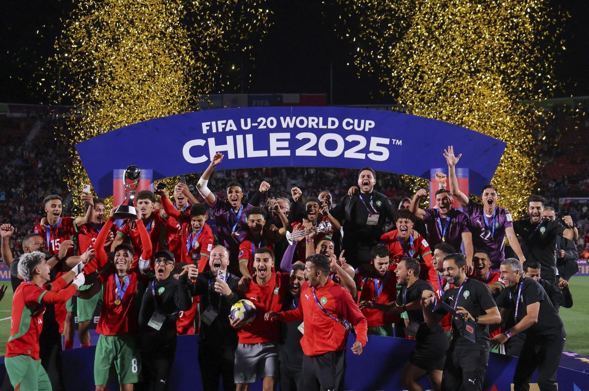 Los jugadores del seleccionado africano celebran el título. 