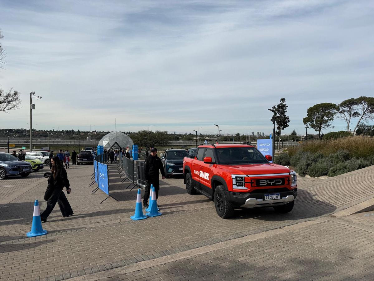 Exhibición de autos eléctricos de BYD en Córdoba. (Daniel Cáceres/Cadena 3)