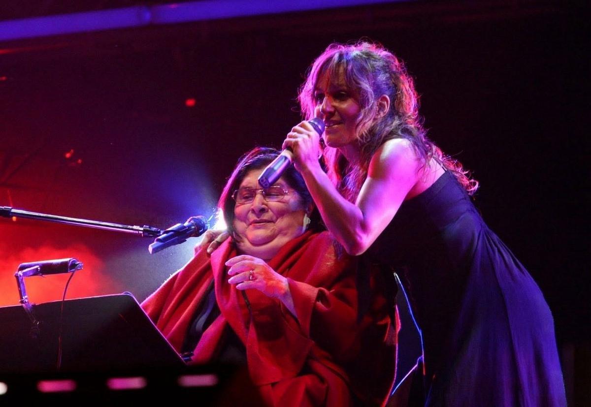 Silvia Lallana junto a Mercedes Sosa.