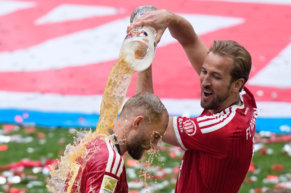 Bayern Múnich por fin recibe el trofeo de la Bundesliga y celebra