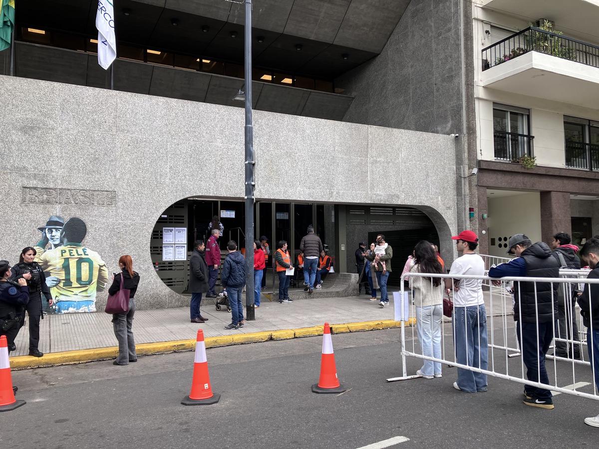 Los brasileños residentes en Argentina emiten su voto este domingo.