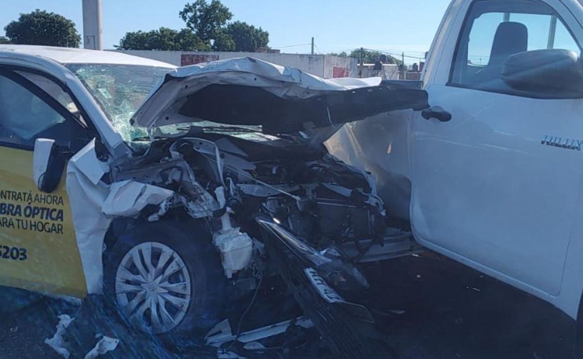 El auto en el que un hombre quedó atrapado.