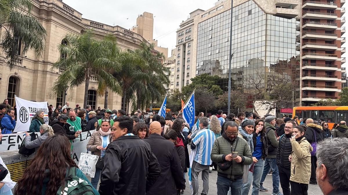 Investigadores y docentes protestan por recortes en ciencia y tecnología