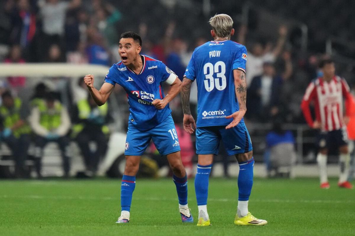 Cruz Azul reacciona en 2 ocasiones e iguala 2-2 ante Chivas en ida de las semifinales de la Liga MX