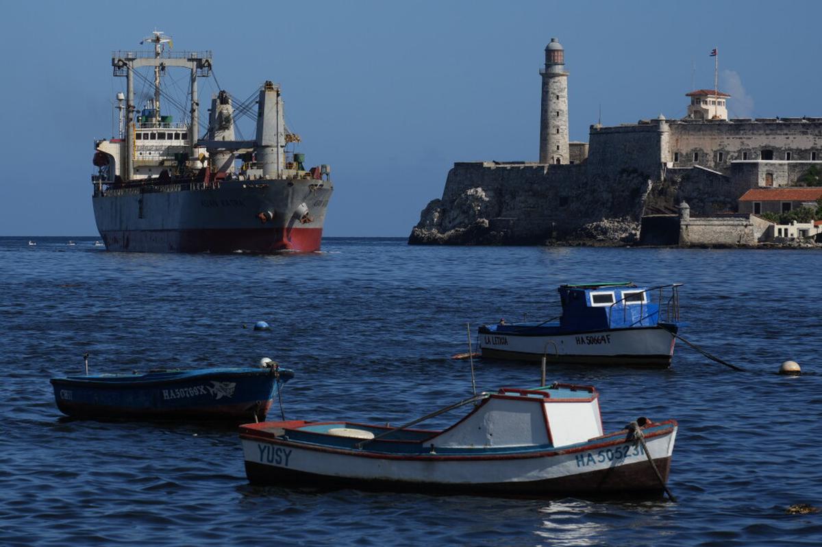 Llega a Cuba barco con ayuda humanitaria desde Colombia