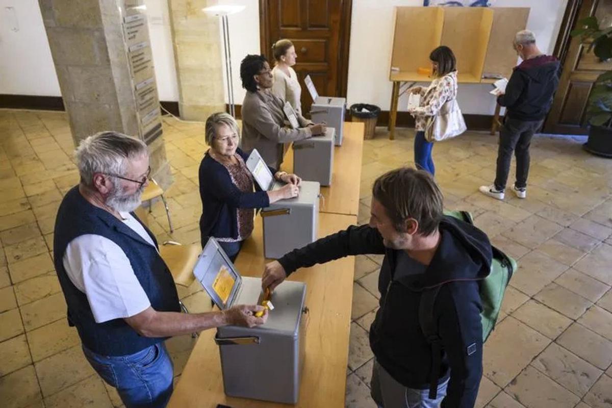 Ciudadanos suizos votaron este domingo en un referéndum.