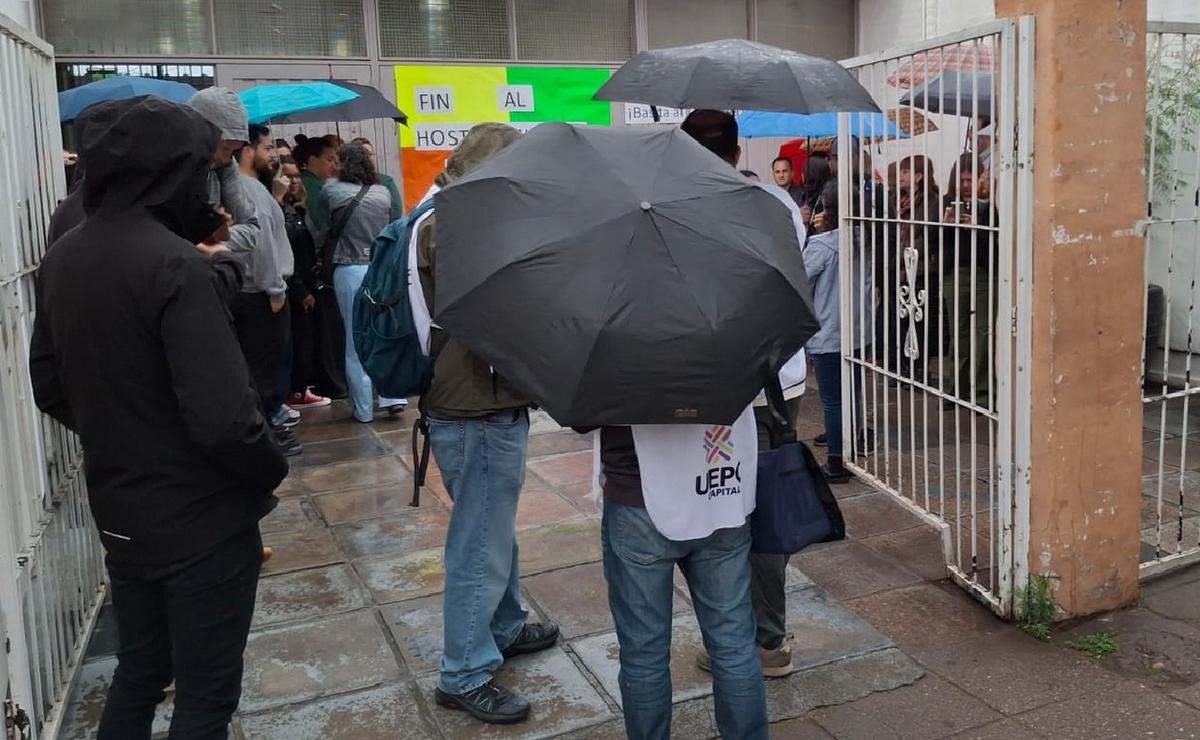 Abrazo solidario en el Instituto Sarmiento.