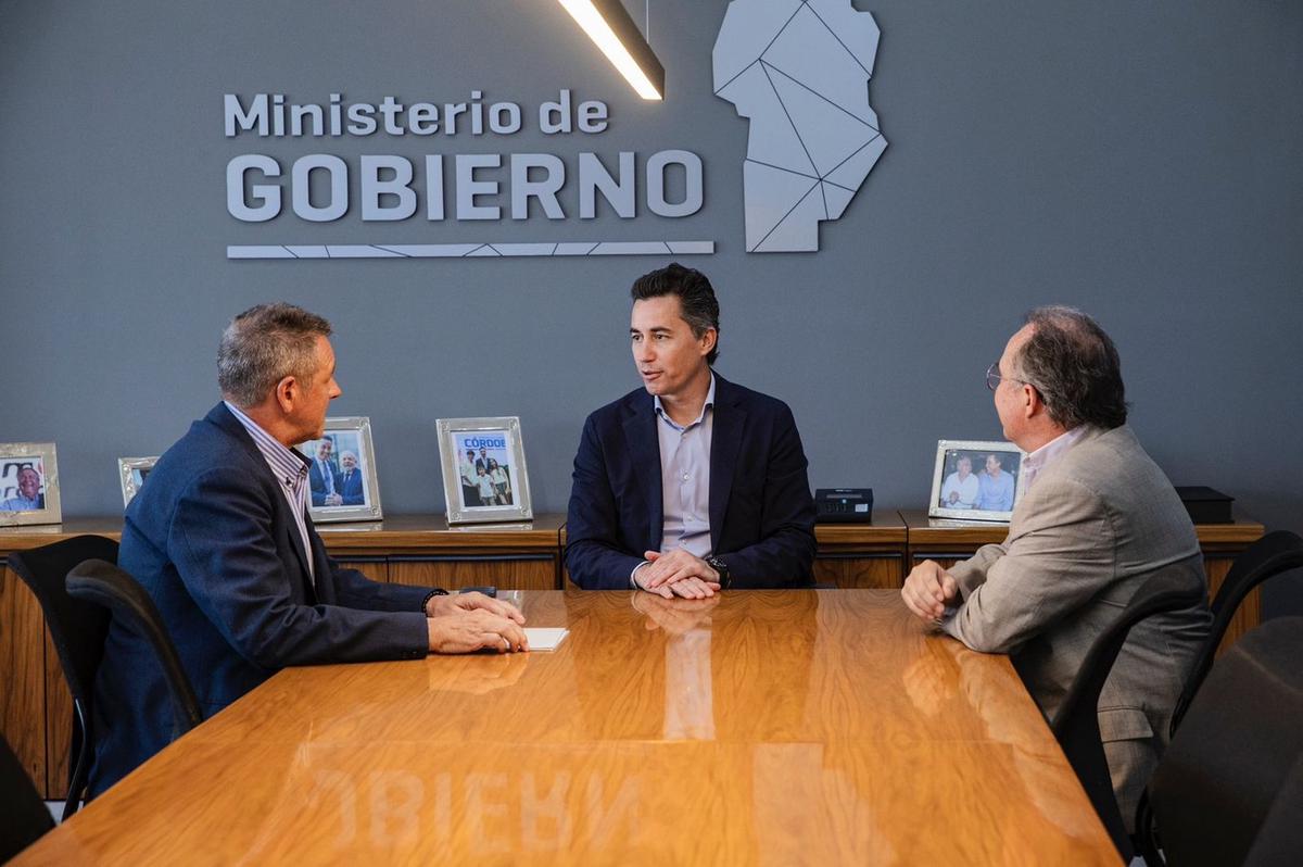 FOTO: Calvo, con el intendente de Hernando. 