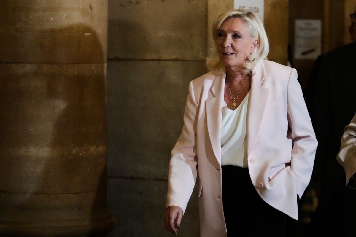 Tribunal francés condena a Marine Le Pen a llevar un monitor electrónico. Esto hay que saber