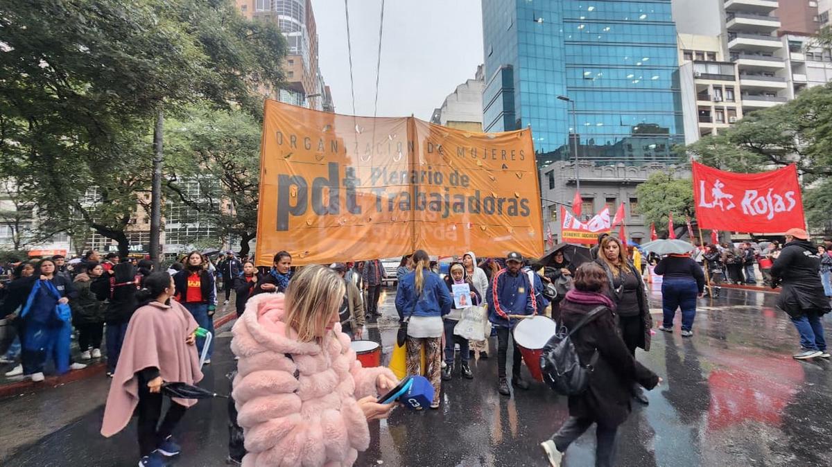 Comenzó la marcha de Ni Una Menos bajo la lluvia en Córdoba. 