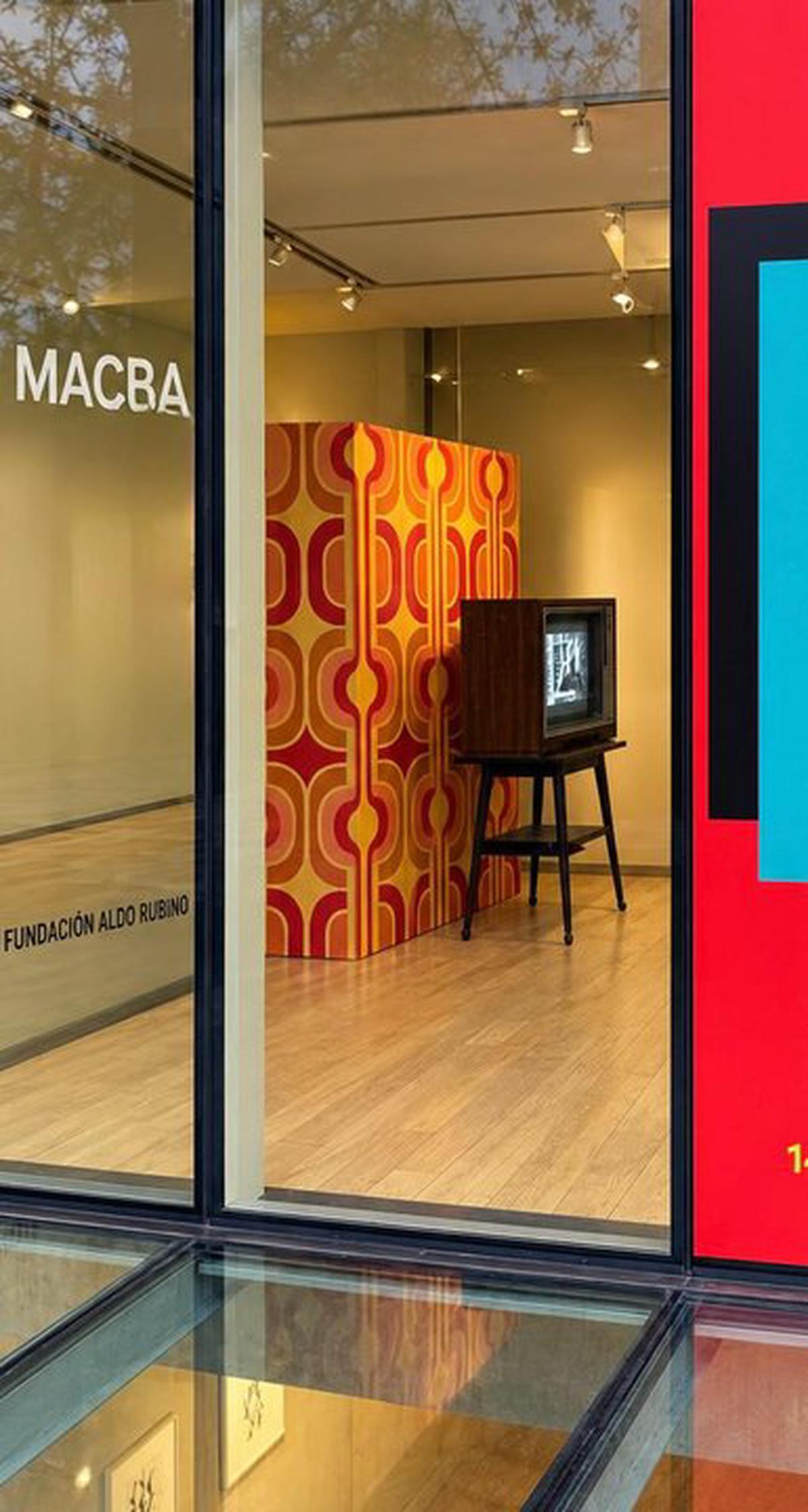 CAOS Global exhibe en el MACBA su nueva instalación audiovisual analógica.