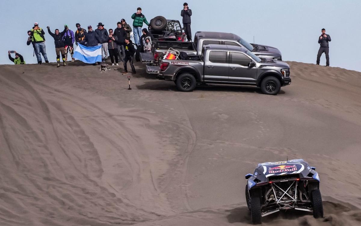 Sainz trepa una de las últimas dunas con su Raptor en forma, luego, cortó una correa