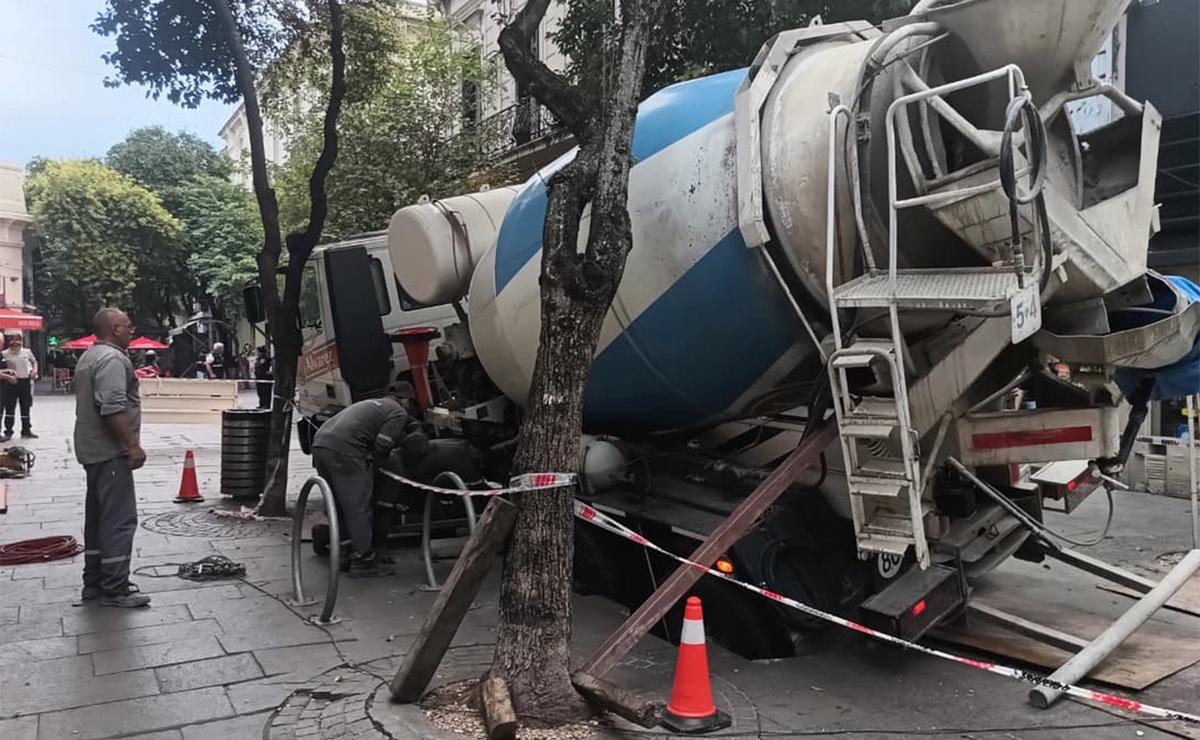 Rosario: camión hormigonero quedó incrustado en plena peatonal Córdoba