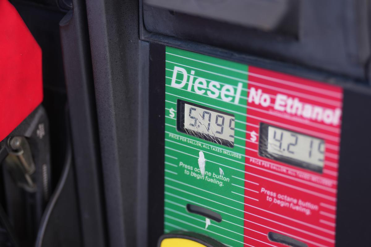 Grandes exportadores de petróleo acuerdan mantener estable la producción en noviembre