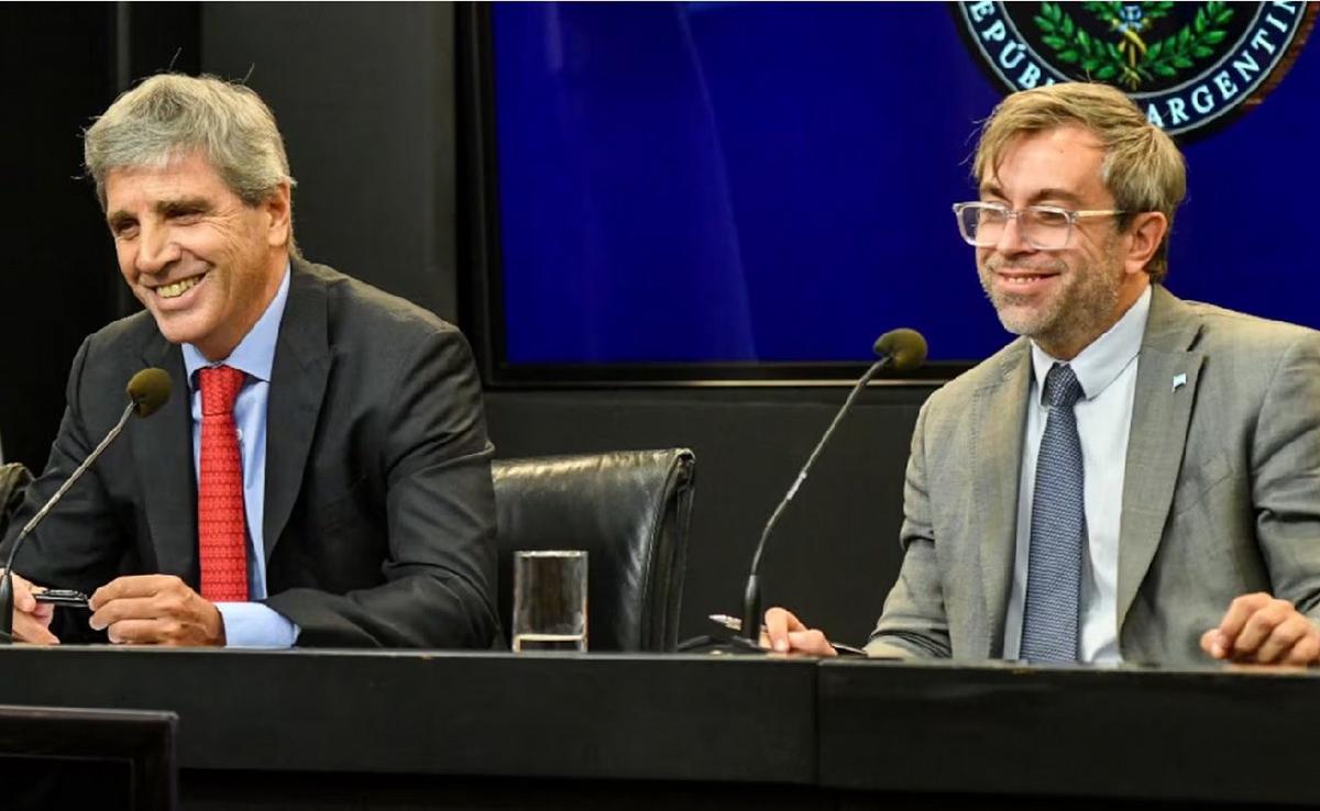Luis Caputo y Federico Furiase. (Foto: Presidencia de la Nación)