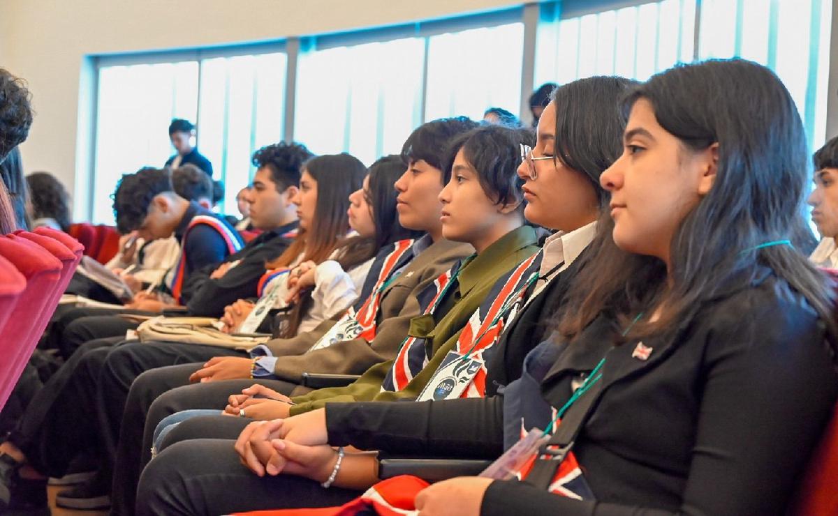 FOTO: Alumnos simularon el modelo de la ONU en la Legislatura. (Foto: Legislatura Córdoba)