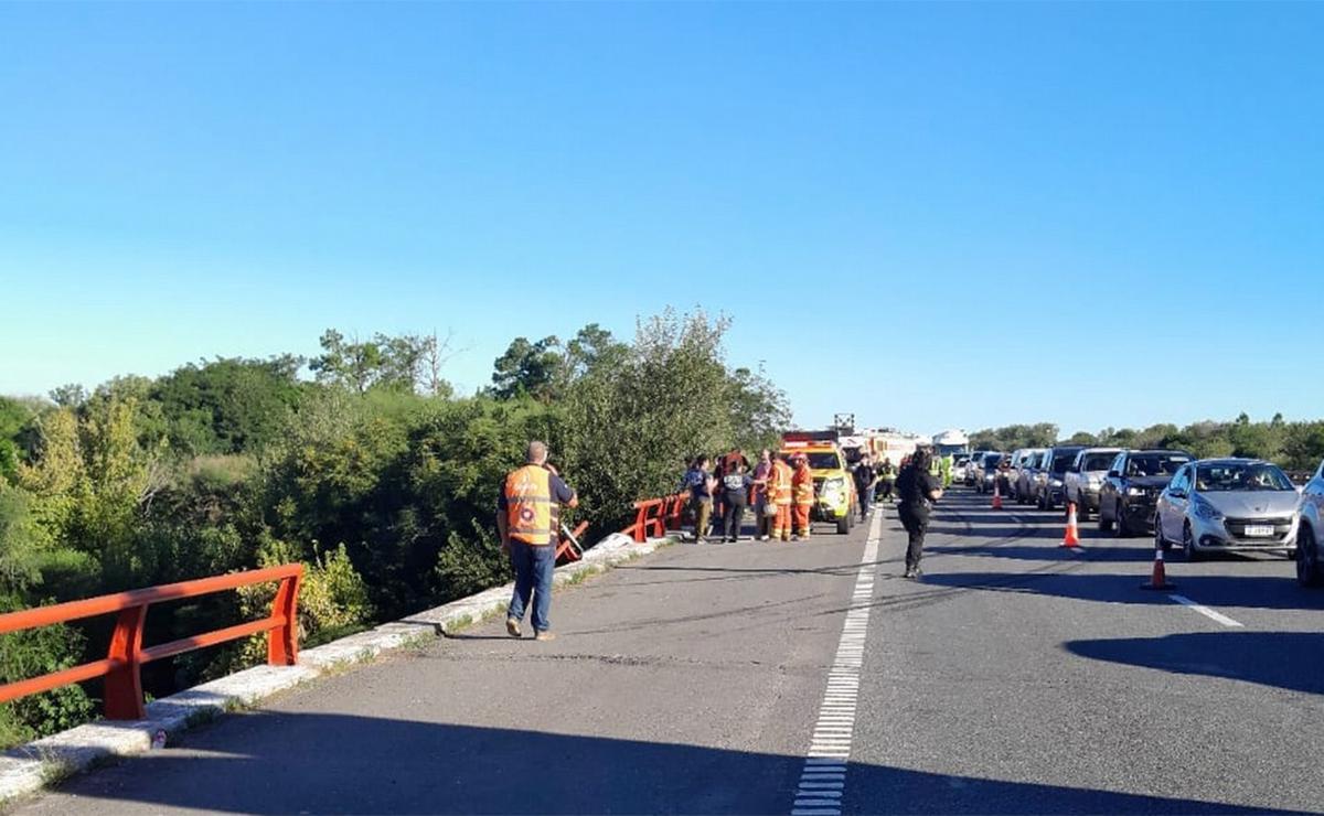 Camión cayó al río Carcarañá y provocó corte total en autopista Rosario–Santa Fe.