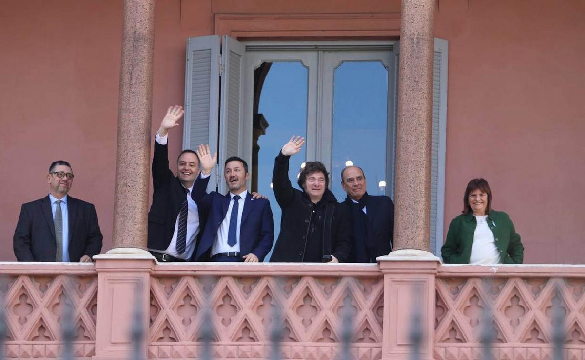 FOTO: Funcionarios del Gobierno saludan junto a Milei desde Casa Rosada. (Foto: NA)