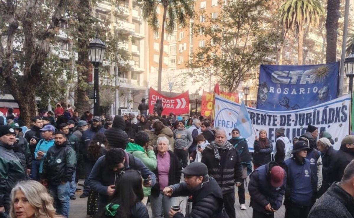 Se realizó una movilización en Rosario en rechazo a la presencia de Milei.
