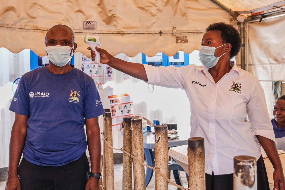 Uganda refuerza controles fronterizos para frenar la propagación del ébola