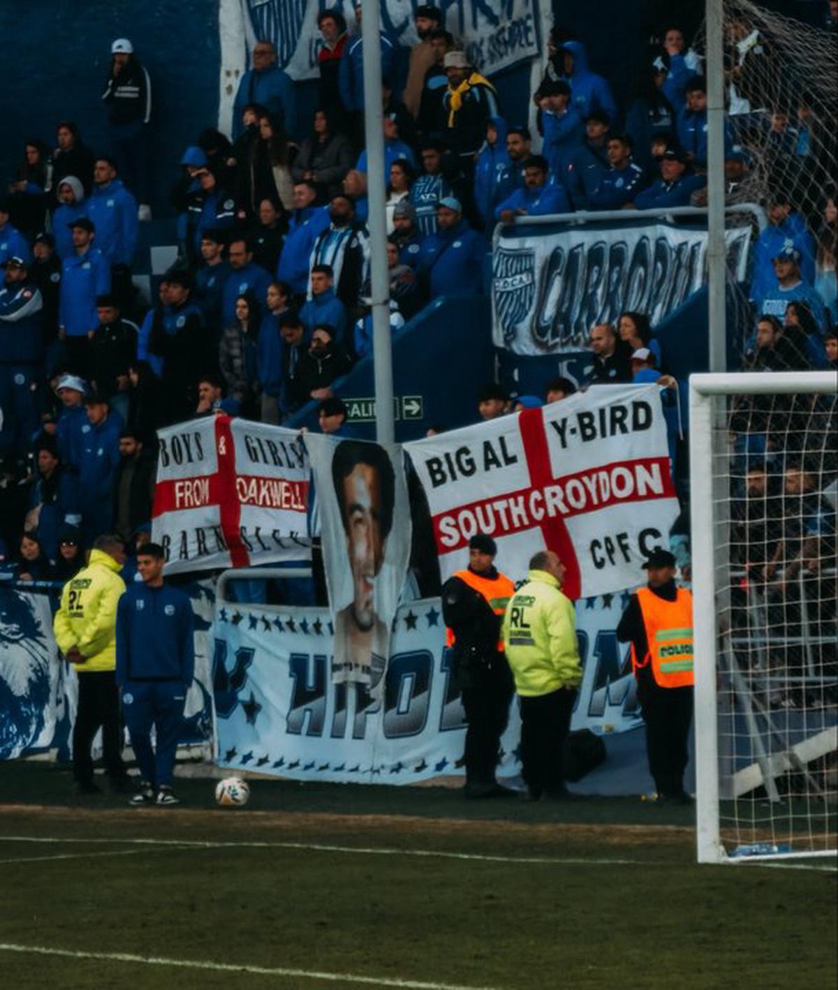 Banderas inglesas robadas en Brasil 2014.