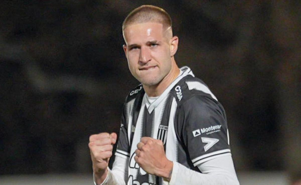 Agustín Módica celebra un gol en Gimnasia de Mendoza.