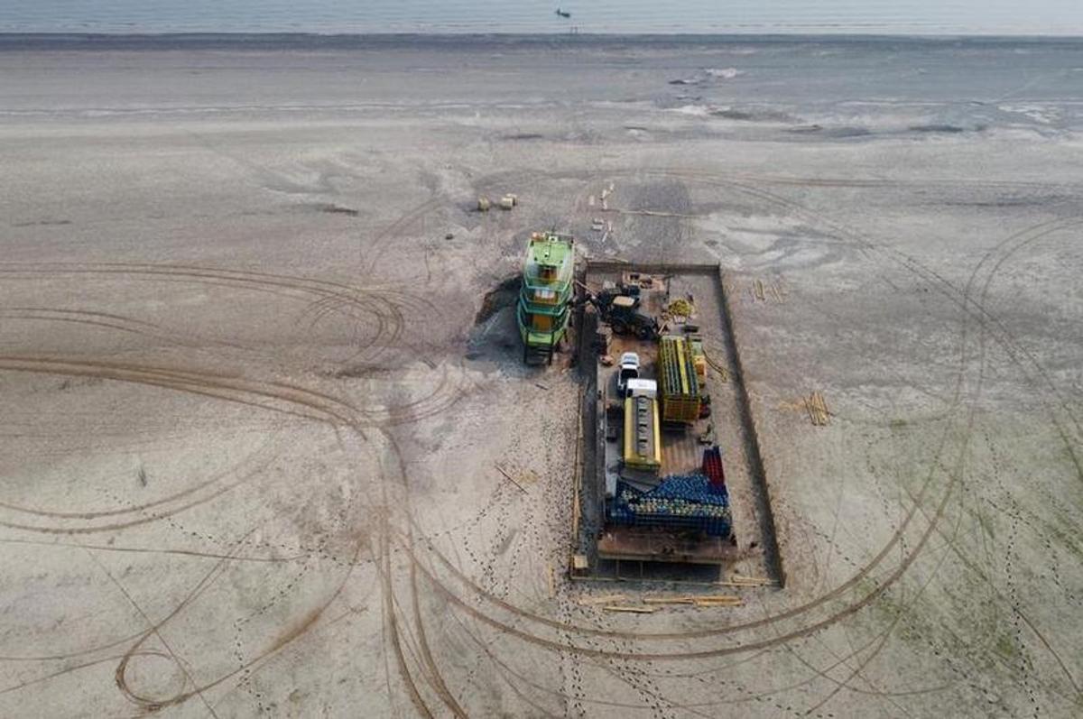 Imagen de archivo tomada con un dron de un ferry varado cargado con un camión de combustible y cilindros de gas en el río Negro durante la sequía, en Iranduba, en el estado de Amazonas, Brasil.
