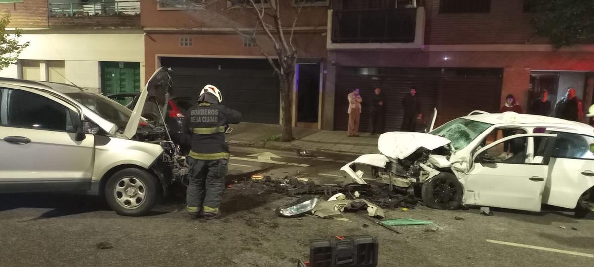 Fuerte choque en Coghlan: tres personas heridas y cortes en el tránsito