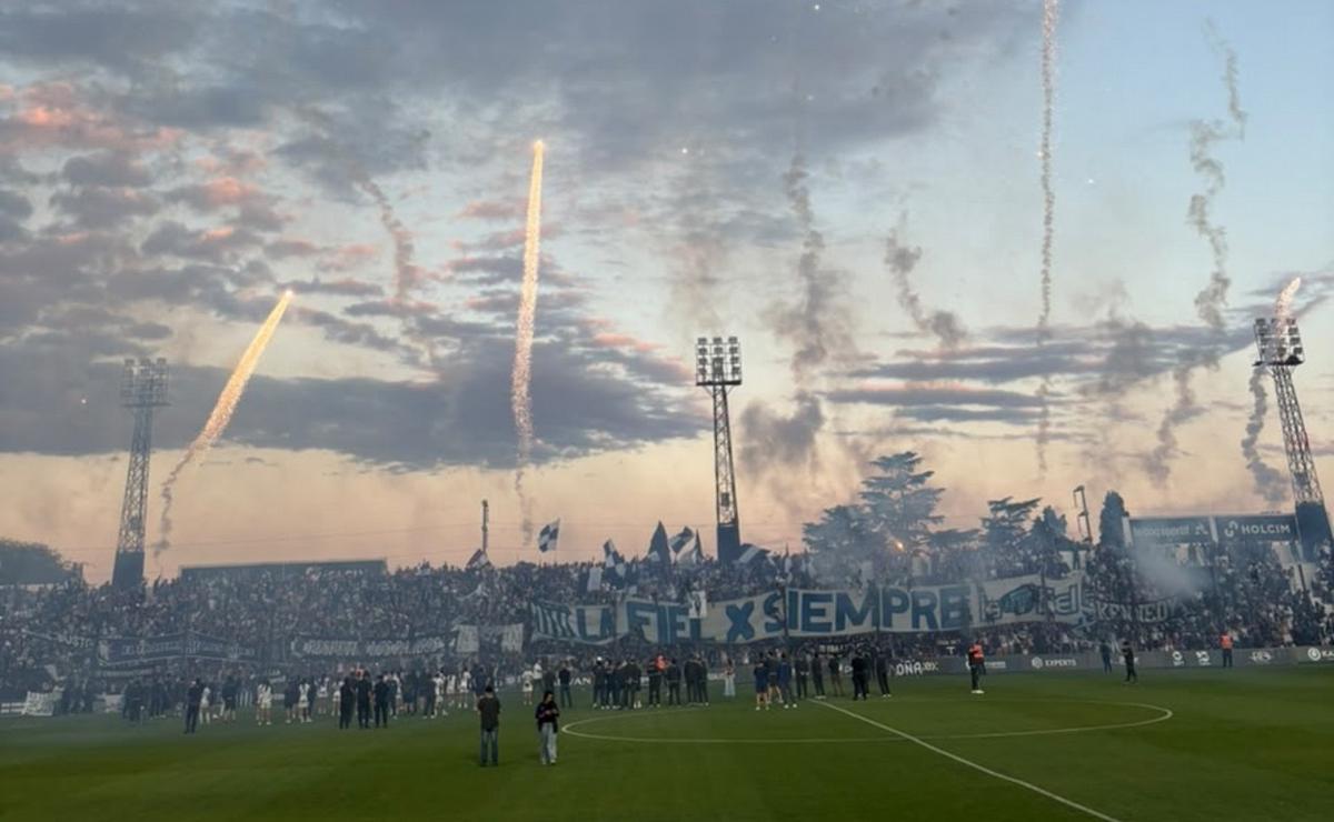 La Boutique explota: miles de hinchas de Talleres apoyan al equipo en la previa del clásico.