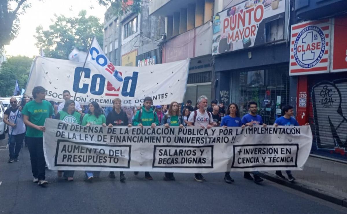 Marcha de antorchas en Rosario por la ley de financiamiento universitario.