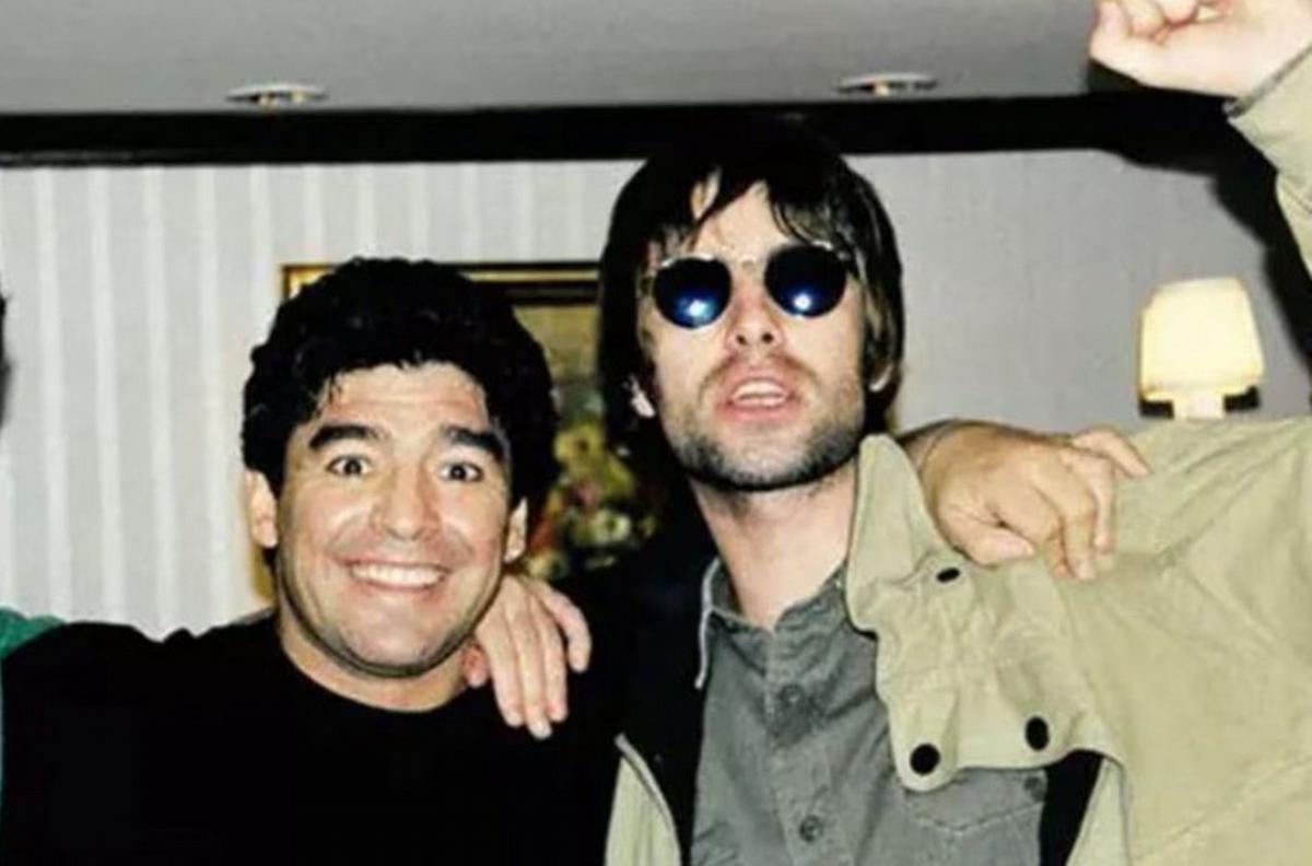 Liam Gallagher, junto a Diego Maradona.