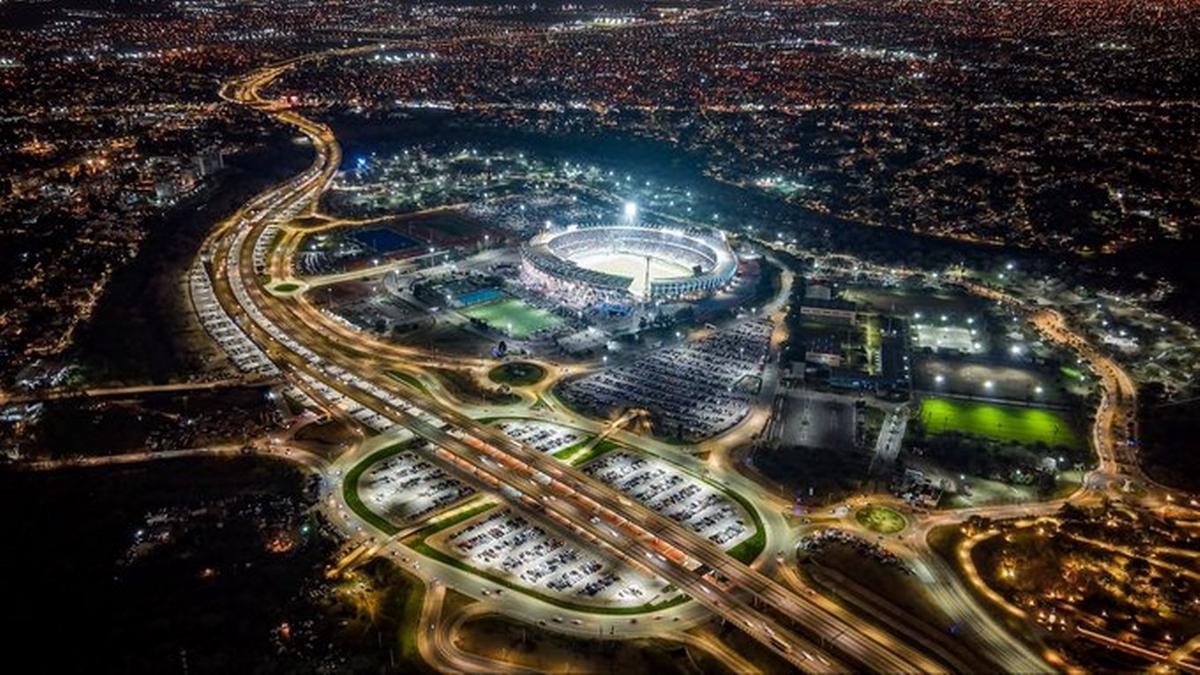 El estadio Kempes y su pintoresca imagen nocturna