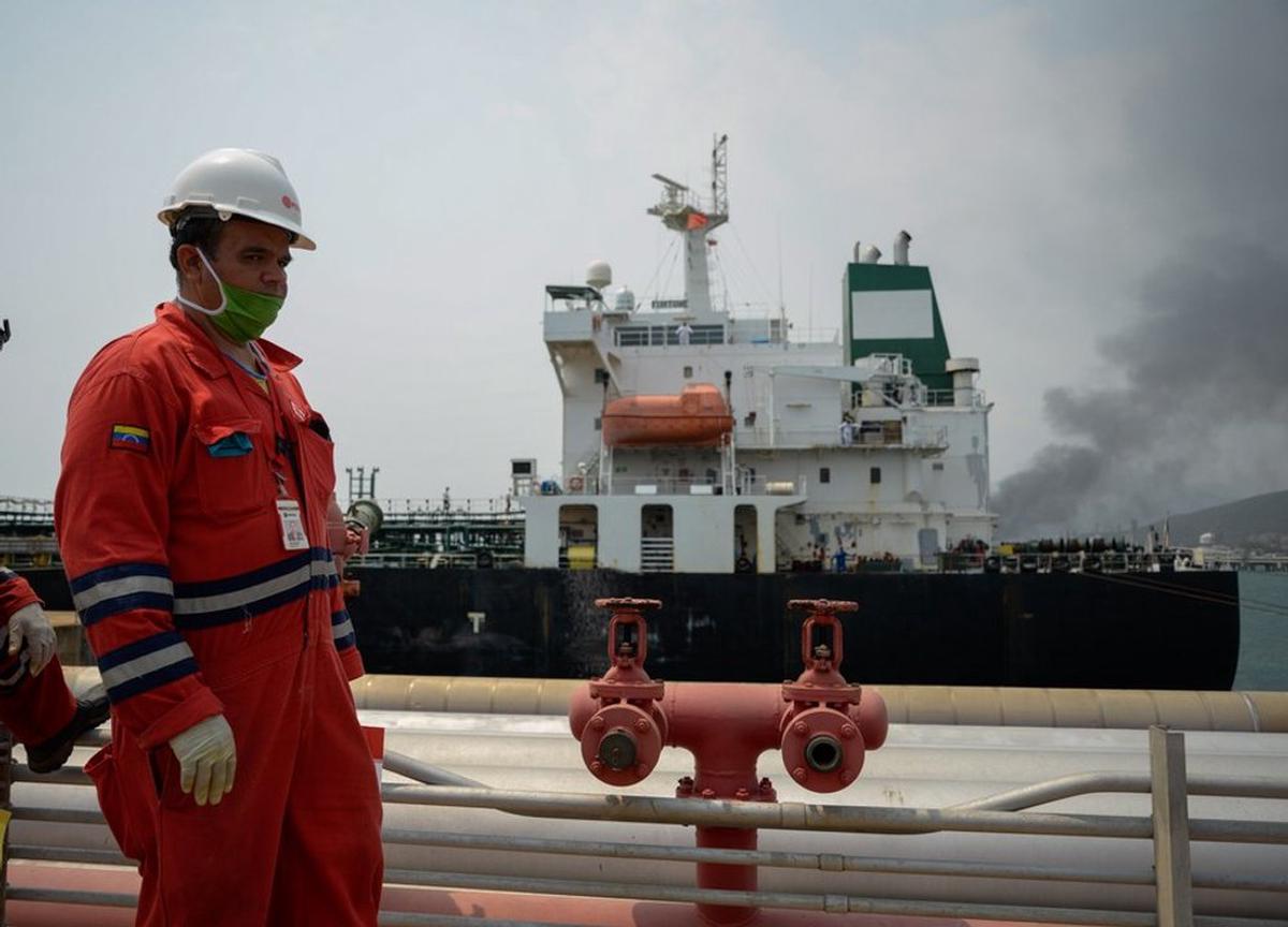 Un trabajador petrolero de Venezuela en la Refinería El Palito.