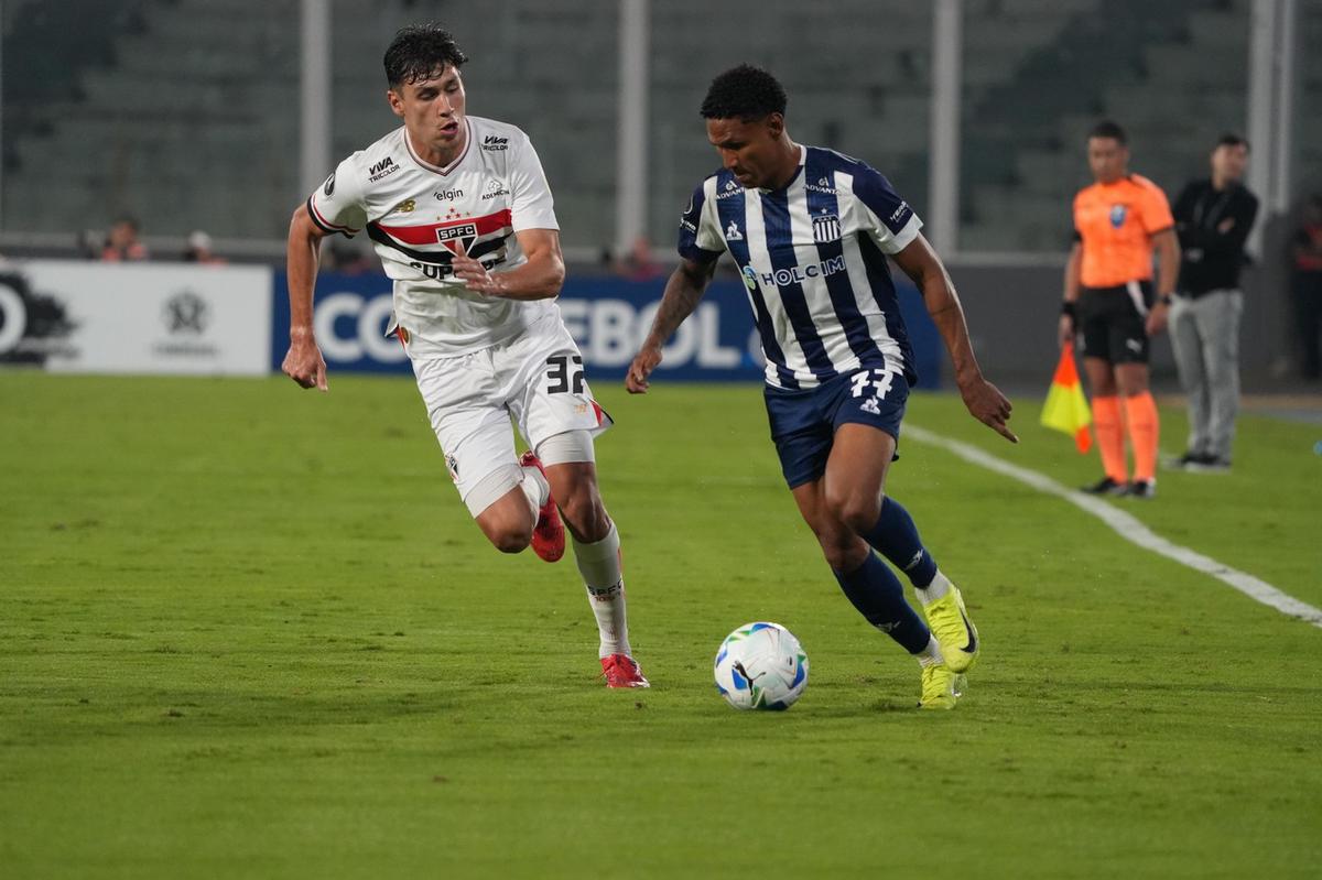 FOTO: Juan Camilo Portilla gana de cabeza ante la mirada cercana de Calleri.