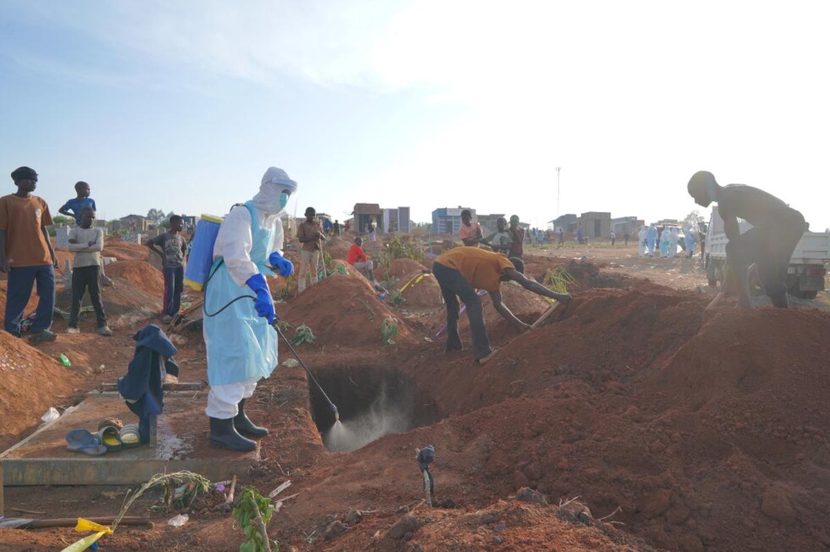 El brote de ébola en Congo se convierte en el peor del país, con más de 2.300 muertos