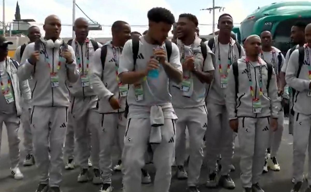 Los jugadores sudafricanos llegaron al Azteca. (Captura)